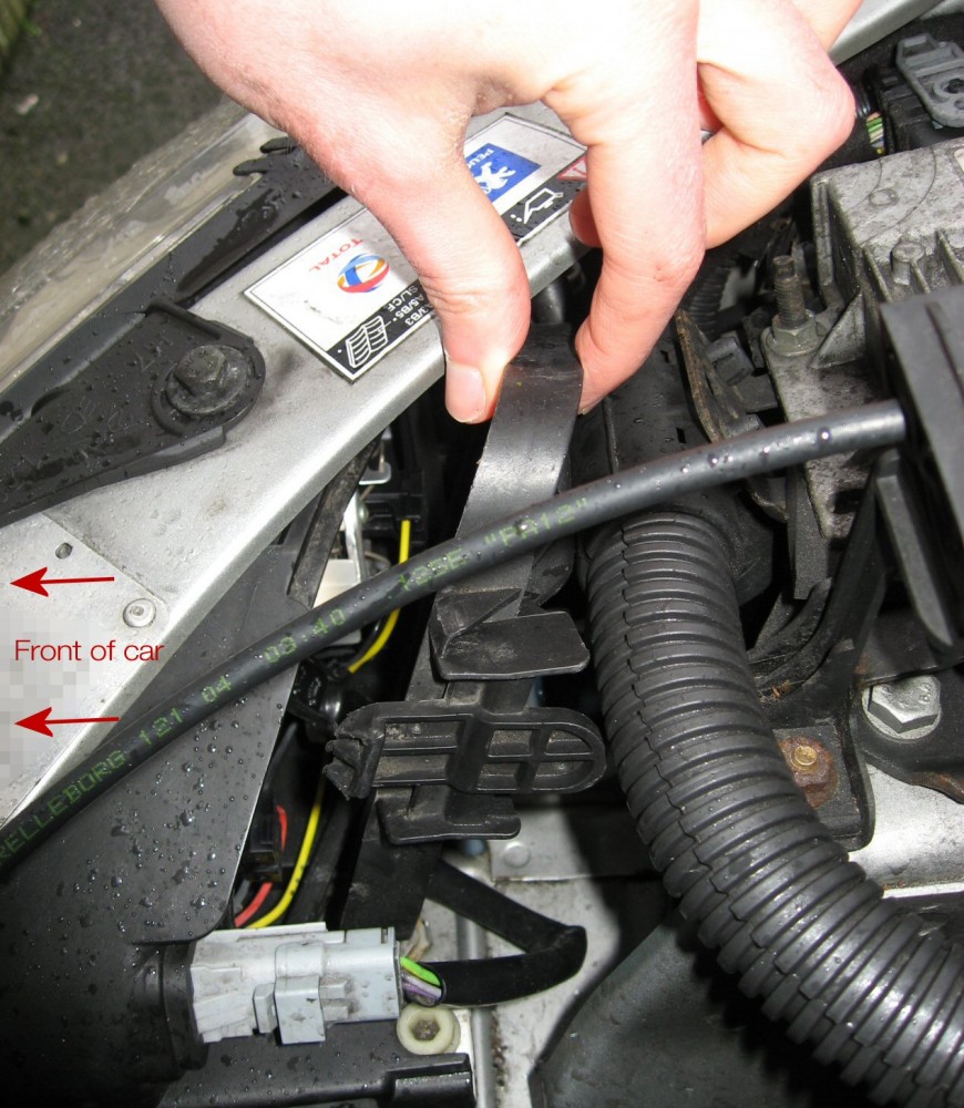 Peugeot 206 - Changing front bulb - removing bulb cover