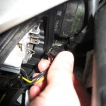 Peugeot 206 - Changing front bulb - removing power cable